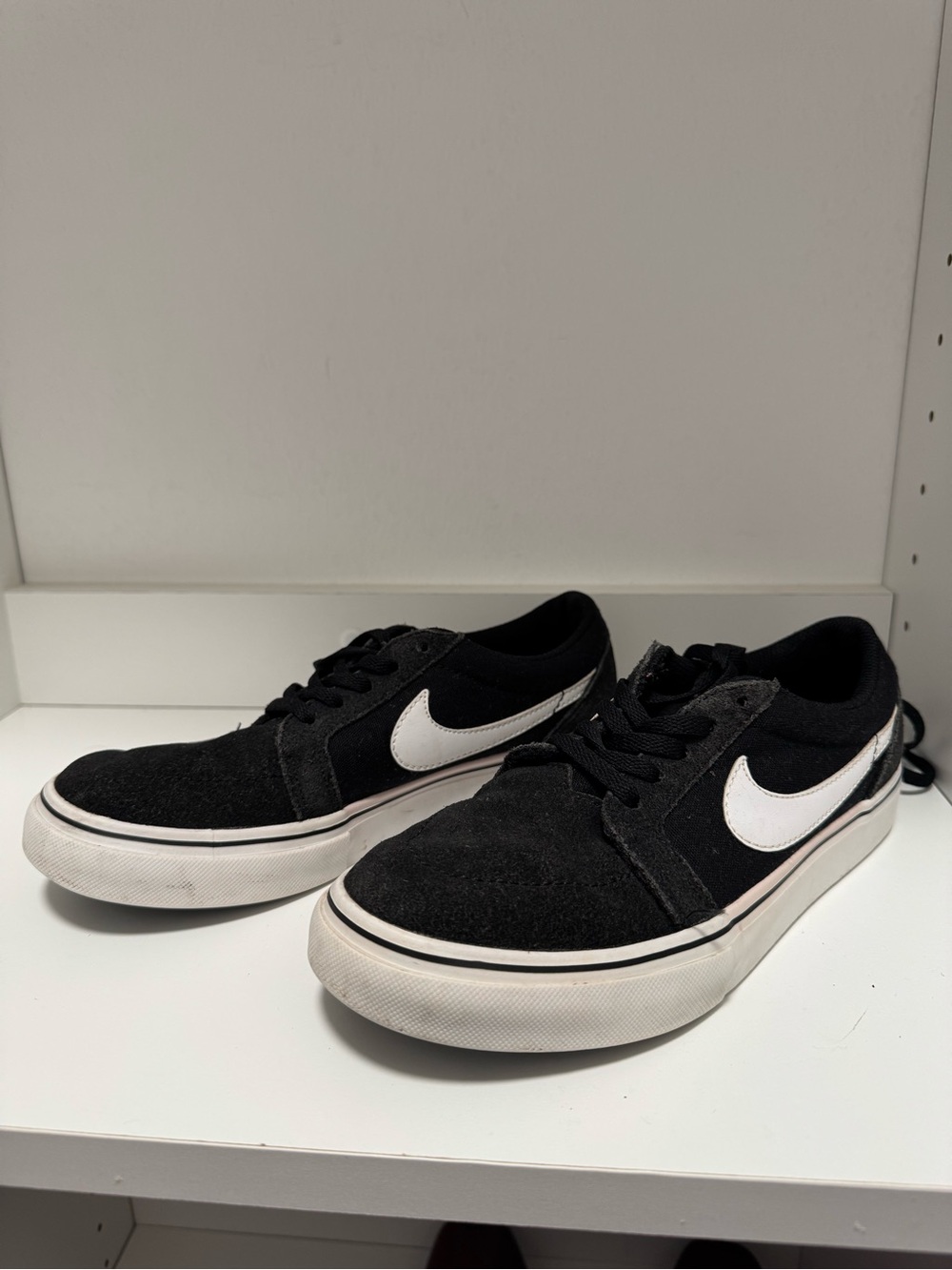 Nike Black and White Low Top Suede Skate Sneakers size 5Y